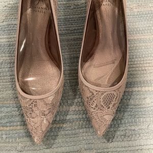 NWT Adrianna Papell Lois Lace Evening pump. Silver. Size 9m. Never worn. In box